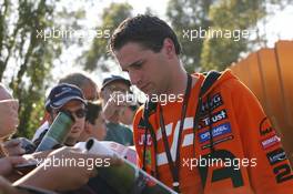 15.03.2007 Melbourne, Australia,  Christijan Albers (NED), Spyker F1 Team, signs autographs for fans - Formula 1 World Championship, Rd 1, Australian Grand Prix, Thursday