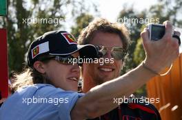 15.03.2007 Melbourne, Australia,  Jenson Button (GBR), Honda Racing F1 Team, has his picture taken with a fan - Formula 1 World Championship, Rd 1, Australian Grand Prix, Thursday