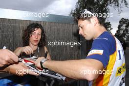 15.03.2007 Melbourne, Australia,  Giancarlo Fisichella (ITA), Renault F1 Team, signs autographs - Formula 1 World Championship, Rd 1, Australian Grand Prix, Thursday