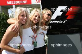 15.03.2007 Melbourne, Australia,  Girls in the paddock - Formula 1 World Championship, Rd 1, Australian Grand Prix, Thursday