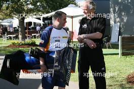 15.03.2007 Melbourne, Australia,  Renault F1 Team member carries a rear wing - Formula 1 World Championship, Rd 1, Australian Grand Prix, Thursday