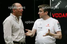 15.03.2007 Melbourne, Australia,  Ron Dennis (GBR), McLaren, Team Principal, Chairman, talks with a McLaren Mercedes team member - Formula 1 World Championship, Rd 1, Australian Grand Prix, Thursday