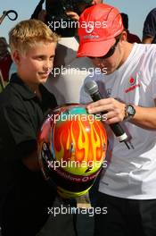 15.03.2007 Melbourne, Australia,  Fernando Alonso (ESP), McLaren Mercedes, meets young racing hopeful, Chris Hays (AUS) - Vodafone and McLaren Mercedes event, Australian Grand Prix, Thursday