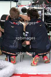 14.03.2007 Melbourne, Australia,  Scuderia Toro Rosso Mechanic - Formula 1 World Championship, Rd 1, Australian Grand Prix, Wednesday