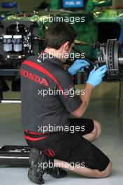 14.03.2007 Melbourne, Australia,  Honda Racing F1 Team mechanic - Formula 1 World Championship, Rd 1, Australian Grand Prix, Wednesday