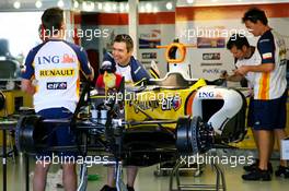 14.03.2007 Melbourne, Australia,  Renault F1 Team, Pit Garage, with a toy animal on the front of the car - Formula 1 World Championship, Rd 1, Australian Grand Prix, Wednesday