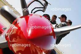 14.03.2007 Melbourne, Australia,  Adrian Sutil (GER), Spyker F1 Team and Franck Montagny (FRA), Test Driver, Toyota F1 Team - Flight with the RAAF Roulettes - Formula 1 World Championship