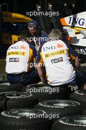 14.03.2007 Melbourne, Australia,  Renault F1 Team, Prepare thier tyres - Formula 1 World Championship, Rd 1, Australian Grand Prix, Wednesday