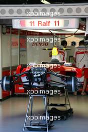 14.03.2007 Melbourne, Australia,  Ralf Schumacher (GER), Toyota Racing, Pit Garage - Formula 1 World Championship, Rd 1, Australian Grand Prix, Wednesday