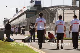 14.03.2007 Melbourne, Australia,  Fernando Alonso (ESP), McLaren Mercedes, walks around the circuit - Formula 1 World Championship, Rd 1, Australian Grand Prix, Wednesday