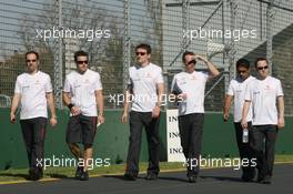 14.03.2007 Melbourne, Australia,  Fernando Alonso (ESP), McLaren Mercedes, walks around the circuit with his team - Formula 1 World Championship, Rd 1, Australian Grand Prix, Wednesday