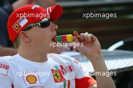 14.03.2007 Melbourne, Australia,  Kimi Raikkonen (FIN), Räikkönen, Scuderia Ferrari enjoys a lolipop - Formula 1 World Championship, Rd 1, Australian Grand Prix, Wednesday