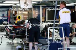 14.03.2007 Melbourne, Australia,  Red Bull Racing work on their car - Formula 1 World Championship, Rd 1, Australian Grand Prix, Wednesday