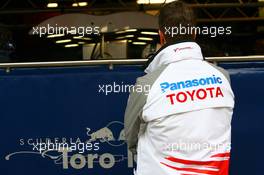 14.02.2007 Barcelona, Spain,  Ralf Schumacher (GER), Toyota Racing, takes a look at the Scuderia Toro Rosso, STR02 - Formula 1 Testing