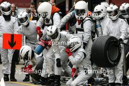 14.02.2007 Barcelona, Spain,  Honda Racing F1 Team Mechanics - Formula 1 Testing