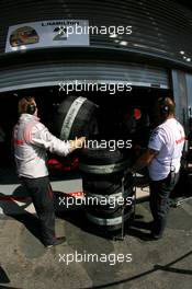 14.09.2007 Francorchamps, Italy,  McLaren Mercedes mechanics - Formula 1 World Championship, Rd 14, Belgium Grand Prix, Friday