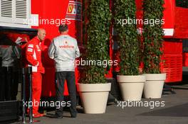14.09.2007 Francorchamps, Italy,  Scuderia Ferrari personel talk with McLaren Mercedes personel - Formula 1 World Championship, Rd 14, Belgium Grand Prix, Friday
