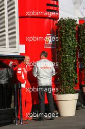 14.09.2007 Francorchamps, Italy,  Scuderia Ferrari personel talk with McLaren Mercedes personel- Formula 1 World Championship, Rd 14, Belgium Grand Prix, Friday