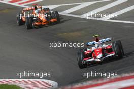 16.09.2007 Francorchamps, Belgium,  Jarno Trulli (ITA), Toyota Racing, TF107 and Adrian Sutil (GER), Spyker F1 Team, F8-VII-B - Formula 1 World Championship, Rd 14, Belgium Grand Prix, Sunday Race
