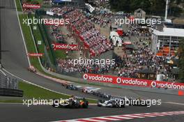 16.09.2007 Francorchamps, Belgium,  Heikki Kovalainen (FIN), Renault F1 Team, R27 leads Nick Heidfeld (GER), BMW Sauber F1 Team, F1.07 - Formula 1 World Championship, Rd 14, Belgium Grand Prix, Sunday Race