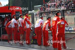 15.09.2007 Francorchamps, Belgium,  Ferrari mechanics watch the cars making practice starts - Formula 1 World Championship, Rd 14, Belgium Grand Prix, Saturday Practice