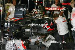 15.09.2007 Francorchamps, Belgium,  Mechanics and Engineers work on the car of Fernando Alonso (ESP), McLaren Mercedes, MP4-22 during the session - Formula 1 World Championship, Rd 14, Belgium Grand Prix, Saturday Practice