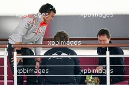 16.09.2007 Francorchamps, Belgium,  Fernando Alonso (ESP), McLaren Mercedes has a talk with Christian Horner (GBR), Red Bull Racing, Sporting Director - Formula 1 World Championship, Rd 14, Belgium Grand Prix, Sunday