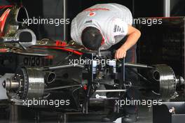 13.09.2007, Spa, Belgium,  McLaren Mercedes mechanic - Formula 1 World Championship, Rd 14, Belgian Grand Prix