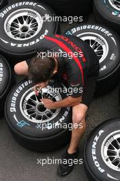 13.09.2007, Spa, Belgium,  Honda Racing F1 Team mechanic - Formula 1 World Championship, Rd 14, Belgian Grand Prix