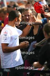 13.09.2007, Spa, Belgium,  Lewis Hamilton (GBR), McLaren Mercedes with a Ferrari hat aimed at him - Formula 1 World Championship, Rd 14, Belgian Grand Prix