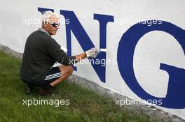 13.09.2007, Spa, Belgium,  Painting the track advertising - Formula 1 World Championship, Rd 14, Belgian Grand Prix