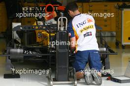 13.09.2007, Spa, Belgium,  Renault F1 Team mechanic - Formula 1 World Championship, Rd 14, Belgian Grand Prix
