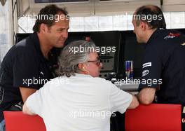 13.04.2007 Sakhir, Bahrain,  Gerhard Berger (AUT), Scuderia Toro Rosso, 50% Team Co Owner, Keke Rosberg (FIN) and Franz Tost (AUT), Scuderia Toro Rosso, Team Principal on the pitwall   - Formula 1 World Championship, Rd 3, Bahrain Grand Prix, Friday Practice