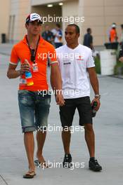 13.04.2007 Sakhir, Bahrain,  Adrian Sutil (GER), Spyker F1 Team, Lewis Hamilton (GBR), McLaren Mercedes - Formula 1 World Championship, Rd 3, Bahrain Grand Prix, Friday