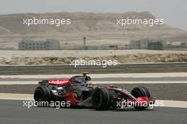 13.04.2007 Sakhir, Bahrain,  Lewis Hamilton (GBR), McLaren Mercedes, MP4-22 - Formula 1 World Championship, Rd 3, Bahrain Grand Prix, Friday Practice