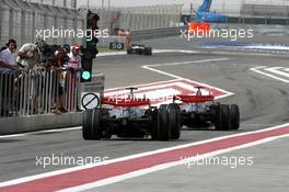 13.04.2007 Sakhir, Bahrain,  Lewis Hamilton (GBR), McLaren Mercedes, Fernando Alonso (ESP), McLaren Mercedes - Formula 1 World Championship, Rd 3, Bahrain Grand Prix, Friday Practice