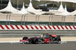 13.04.2007 Sakhir, Bahrain,  Lewis Hamilton (GBR), McLaren Mercedes, MP4-22 - Formula 1 World Championship, Rd 3, Bahrain Grand Prix, Friday Practice