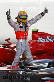 15.04.2007 Sakhir, Bahrain,  2nd, Lewis Hamilton (GBR), McLaren Mercedes, MP4-22 - Formula 1 World Championship, Rd 3, Bahrain Grand Prix, Sunday Podium