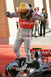 15.04.2007 Sakhir, Bahrain,  2nd, Lewis Hamilton (GBR), McLaren Mercedes, MP4-22 - Formula 1 World Championship, Rd 3, Bahrain Grand Prix, Sunday Podium