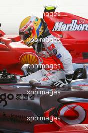 15.04.2007 Sakhir, Bahrain,  2nd, Lewis Hamilton (GBR), McLaren Mercedes, MP4-22 - Formula 1 World Championship, Rd 3, Bahrain Grand Prix, Sunday Podium