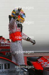 15.04.2007 Sakhir, Bahrain,  2nd, Lewis Hamilton (GBR), McLaren Mercedes, MP4-22 - Formula 1 World Championship, Rd 3, Bahrain Grand Prix, Sunday Podium