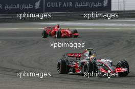 15.04.2007 Sakhir, Bahrain,  Lewis Hamilton (GBR), McLaren Mercedes, MP4-22 and Kimi Raikkonen (FIN), Räikkönen, Scuderia Ferrari, F2007 - Formula 1 World Championship, Rd 3, Bahrain Grand Prix, Sunday Race