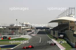 15.04.2007 Sakhir, Bahrain,  Felipe Massa (BRA), Scuderia Ferrari, F2007, Lewis Hamilton (GBR), McLaren Mercedes, MP4-22 - Formula 1 World Championship, Rd 3, Bahrain Grand Prix, Sunday Race