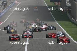 15.04.2007 Sakhir, Bahrain,  Start, Felipe Massa (BRA), Scuderia Ferrari, F2007, Lewis Hamilton (GBR), McLaren Mercedes, MP4-22, Fernando Alonso (ESP), McLaren Mercedes, MP4-22 - Formula 1 World Championship, Rd 3, Bahrain Grand Prix, Sunday Race