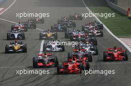 15.04.2007 Sakhir, Bahrain,  Start, Felipe Massa (BRA), Scuderia Ferrari, F2007, Lewis Hamilton (GBR), McLaren Mercedes, MP4-22, Fernando Alonso (ESP), McLaren Mercedes, MP4-22 - Formula 1 World Championship, Rd 3, Bahrain Grand Prix, Sunday Race