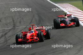 15.04.2007 Sakhir, Bahrain,  Felipe Massa (BRA), Scuderia Ferrari, F2007, Lewis Hamilton (GBR), McLaren Mercedes, MP4-22 - Formula 1 World Championship, Rd 3, Bahrain Grand Prix, Sunday Race