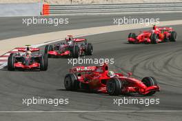 15.04.2007 Sakhir, Bahrain,  Felipe Massa (BRA), Scuderia Ferrari, F2007, Lewis Hamilton (GBR), McLaren Mercedes, MP4-22, Fernando Alonso (ESP), McLaren Mercedes, MP4-22 and Kimi Raikkonen (FIN), Räikkönen, Scuderia Ferrari, F2007 - Formula 1 World Championship, Rd 3, Bahrain Grand Prix, Sunday Race