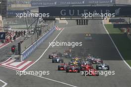 15.04.2007 Sakhir, Bahrain,  Start, Felipe Massa (BRA), Scuderia Ferrari, F2007, Lewis Hamilton (GBR), McLaren Mercedes, MP4-22, Fernando Alonso (ESP), McLaren Mercedes, MP4-22 - Formula 1 World Championship, Rd 3, Bahrain Grand Prix, Sunday Race