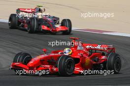 15.04.2007 Sakhir, Bahrain,  Felipe Massa (BRA), Scuderia Ferrari, F2007 and Lewis Hamilton (GBR), McLaren Mercedes, MP4-22 - Formula 1 World Championship, Rd 3, Bahrain Grand Prix, Sunday Race