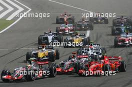 15.04.2007 Sakhir, Bahrain,  Start, Felipe Massa (BRA), Scuderia Ferrari, F2007, Lewis Hamilton (GBR), McLaren Mercedes, MP4-22, Fernando Alonso (ESP), McLaren Mercedes, MP4-22 - Formula 1 World Championship, Rd 3, Bahrain Grand Prix, Sunday Race